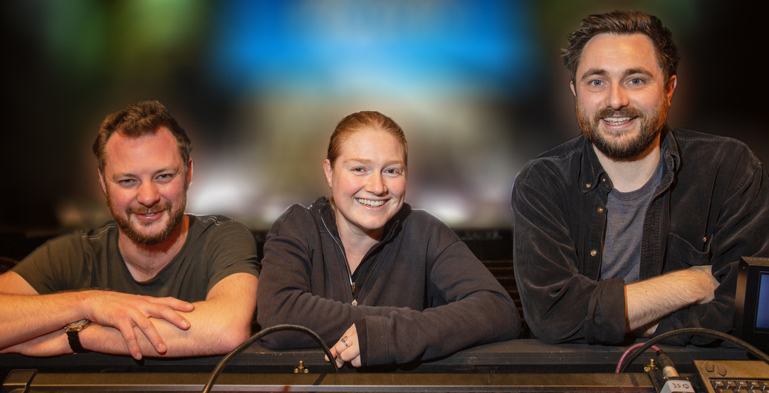 od lewej: Mark Edmondson, Sound No. 1; Tess Dacre, Sound No. 2; Steve Atkinson, Associate Sound Designer. Image